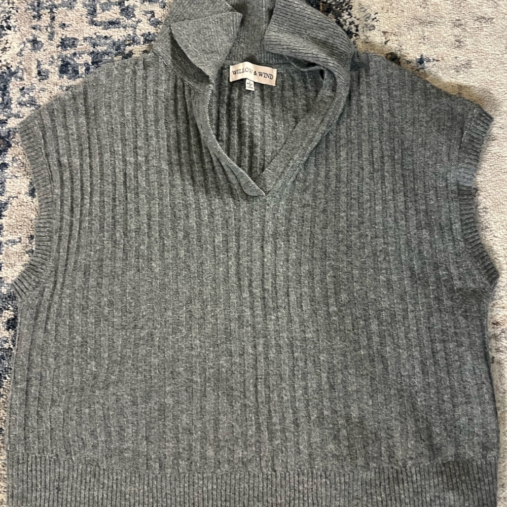Gray Knit Sleeveless Sweater by Willow&Wind